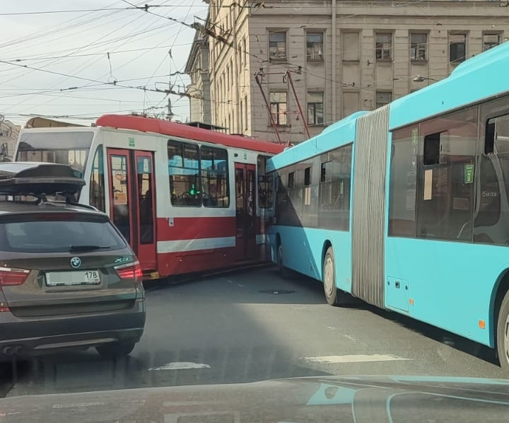Автобус-гармошка и трамвай столкнулись у метро «Технологический институт»