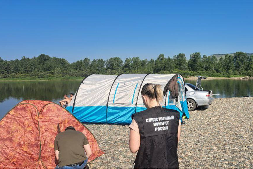 Годовалая девочка утонула в реке, пока взрослые спали в палатке