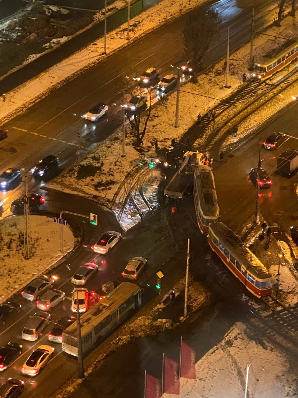 Авария на проспекте Космонавтов, где грузовик протаранил трамвай, попала на видео