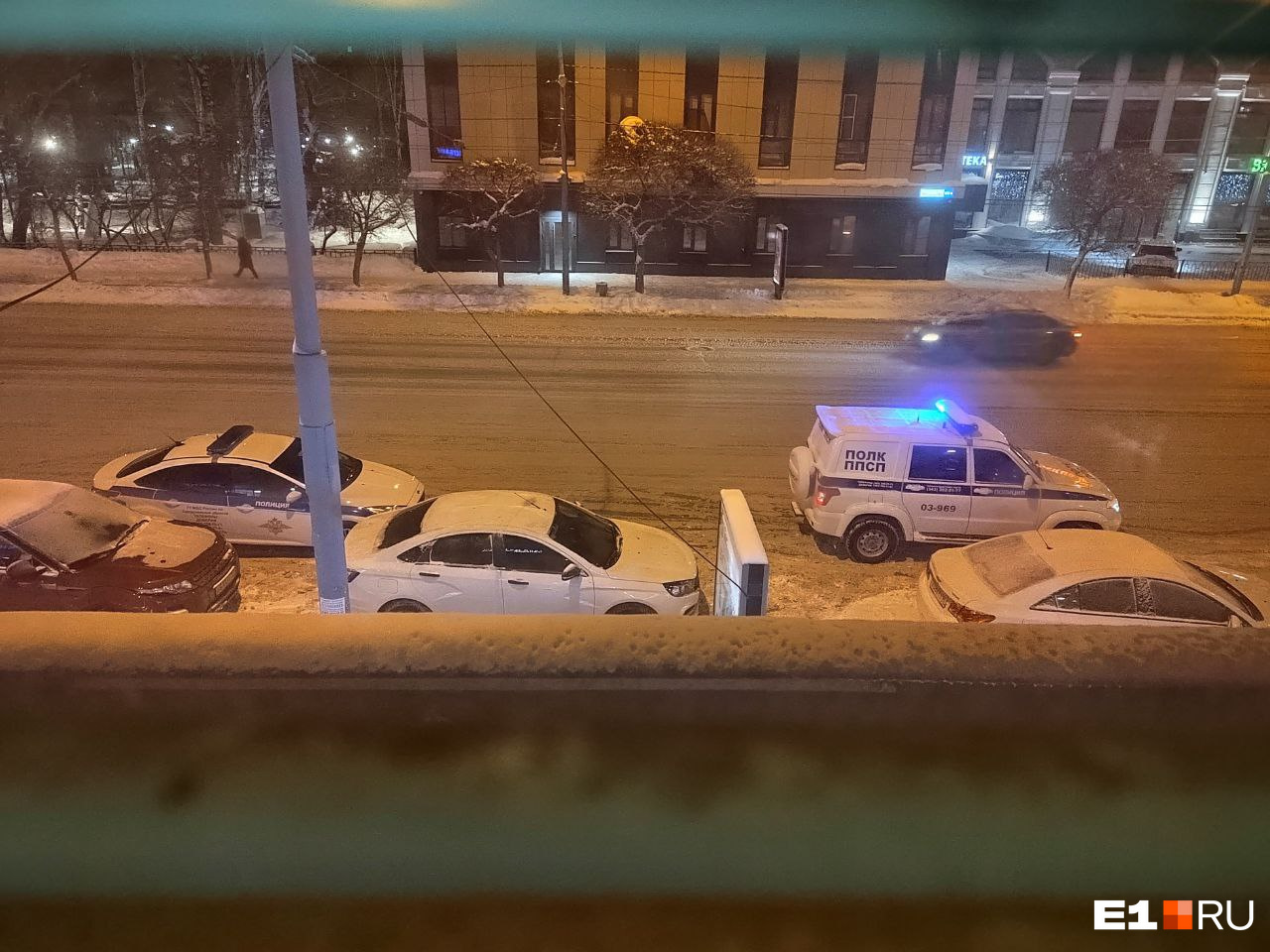 В центре Екатеринбурга под самое закрытие ограбили банк. Полиция уже ищет вооруженного мужчину