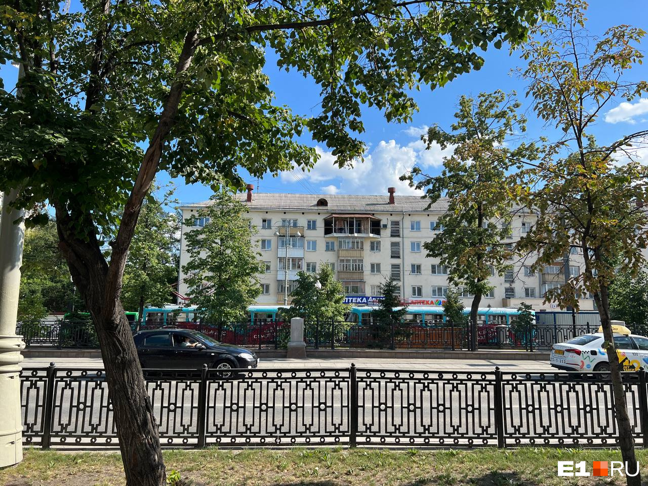 В пятиэтажке на Ленина разобрали легендарный золотой балкон. Грустно