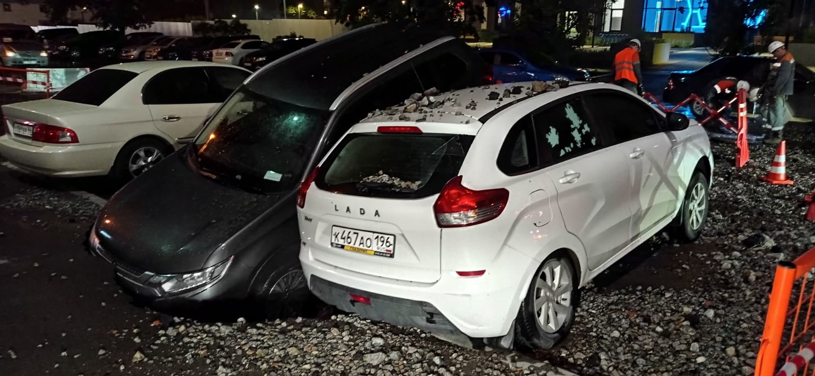 В Екатеринбурге машина провалилась под асфальт из-за коммунальной аварии: видео