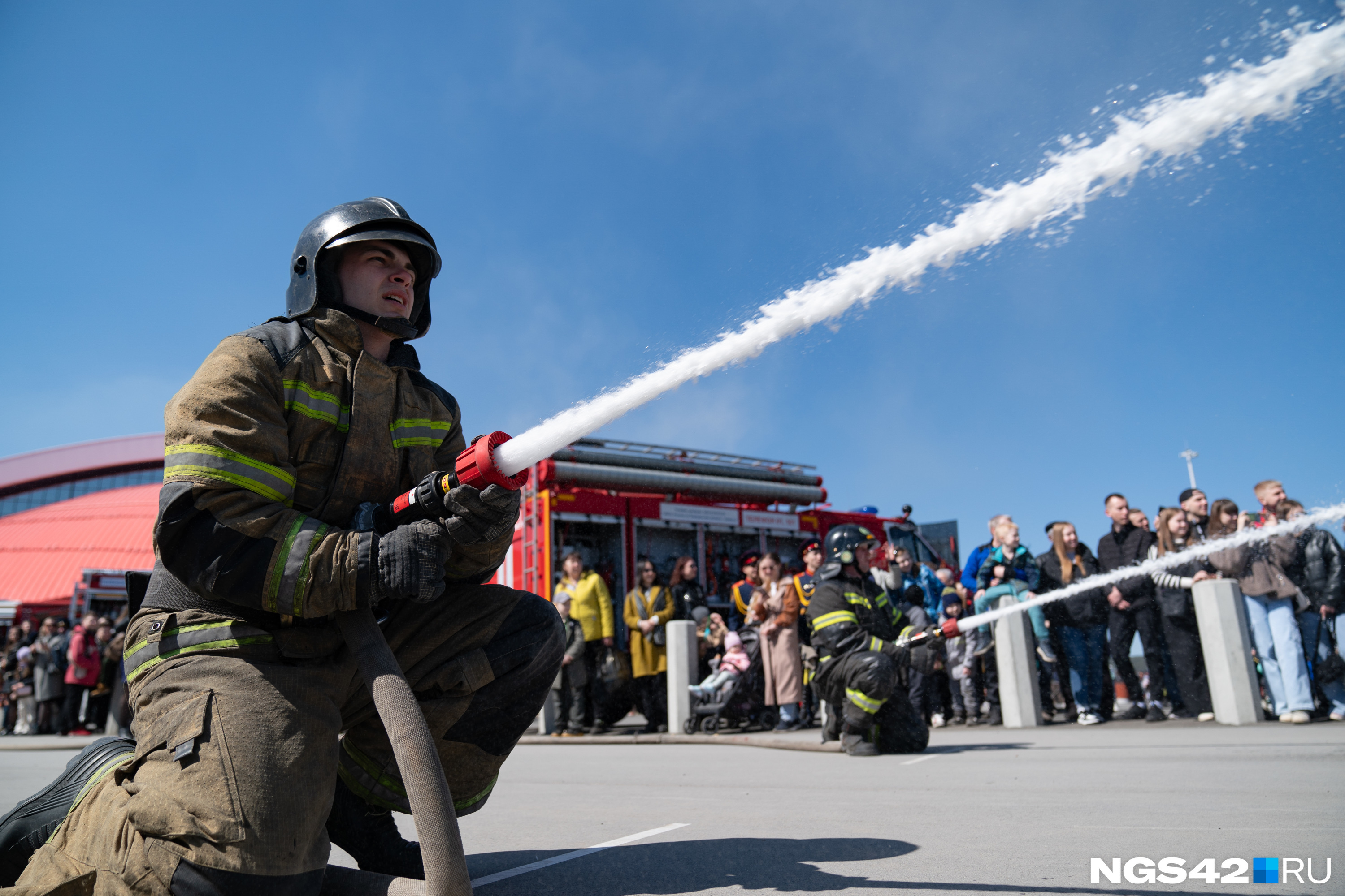 Пожарной охране 375 лет: как прошел праздник на Московской площади в Кемерове