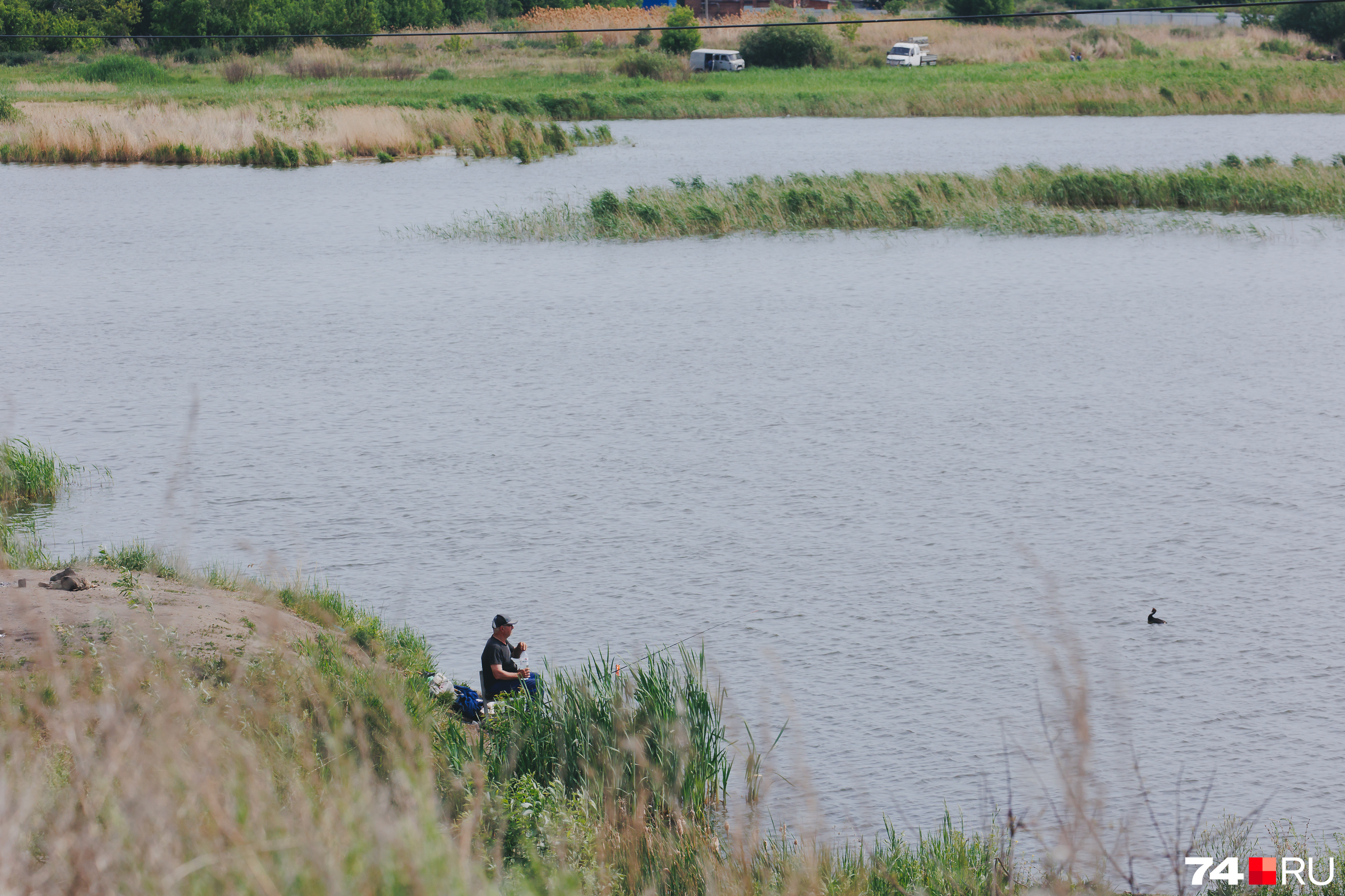 Берега Шелюгино оккупированы рыбаками