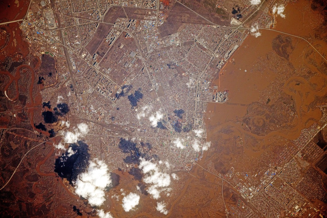 Наводнение в Оренбургской области видно из космоса: фото