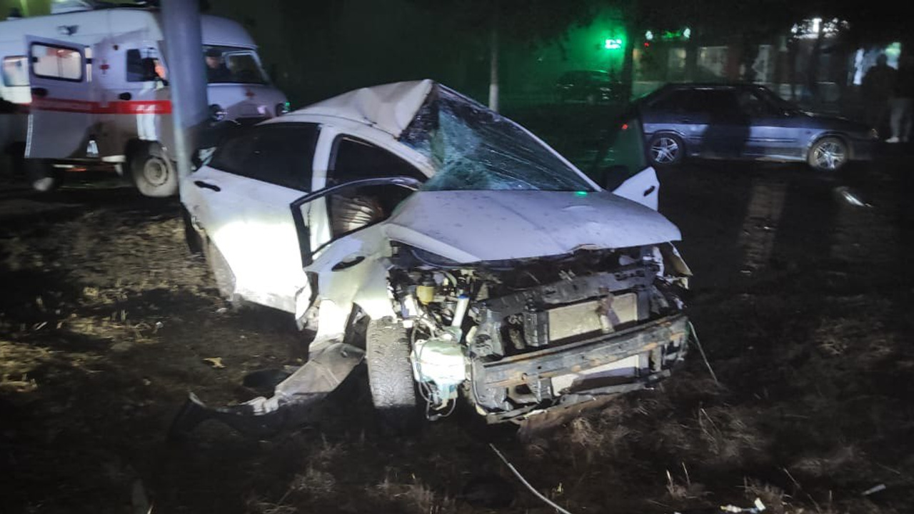 В Воронежской области автомобилистка на «Хендэ» врезалась в столб — погиб ее пассажир