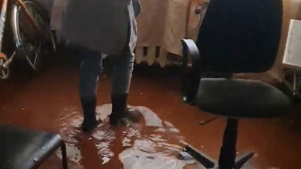 Воды по щиколотку: в Архангельске затопило квартиры в жилом доме