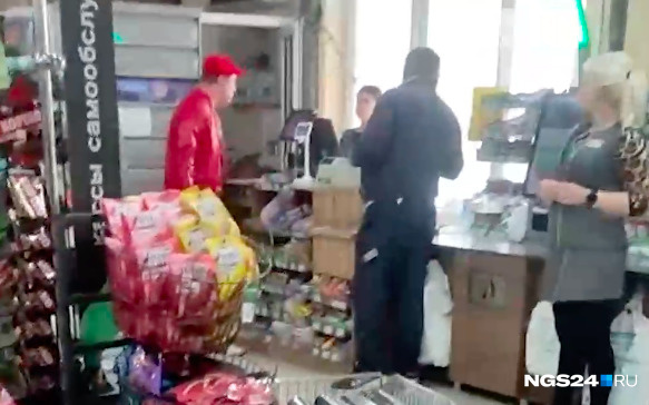 «Мне чо, ФСБ вызвать?!»: двое покупателей прогнали мигранта из супермаркета в Красноярске, назвав его «потенциальным террористом»