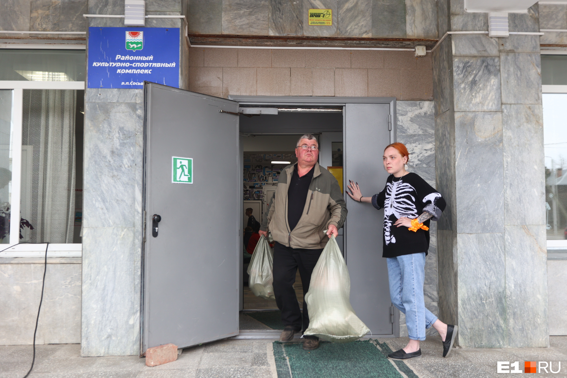 В местном ДК выдают гуманитарную помощь В местном ДК выдают гуманитарную помощь