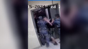 Появилось видео задержания мужчины, который абсолютно голым пришел в воронежский супермаркет и ударил продавщицу