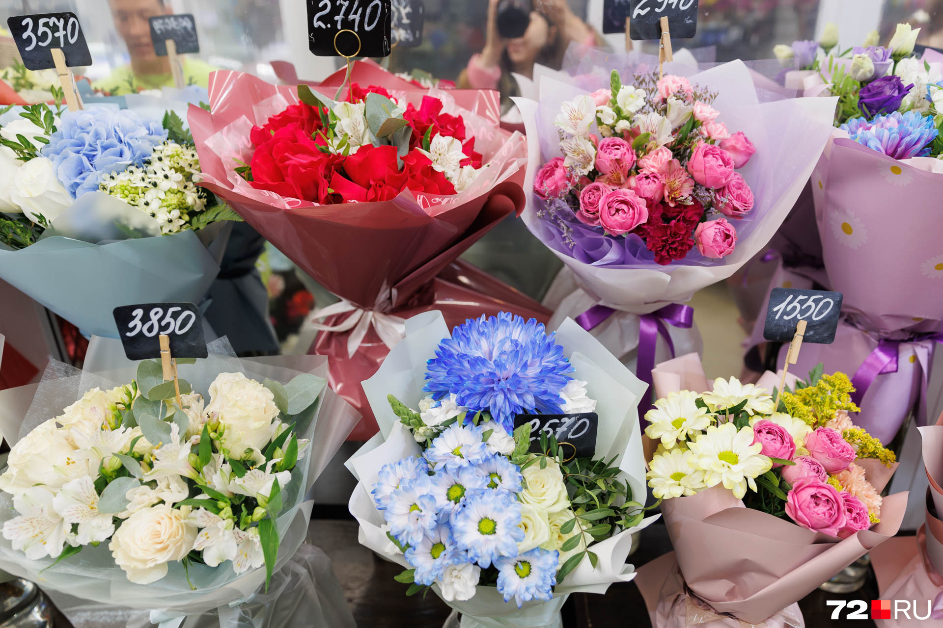 Салон Buketon предлагает большой выбор цветов в нежных оттенках. Сейчас на пике популярности пионовидные розы, гортензии, хризантемы