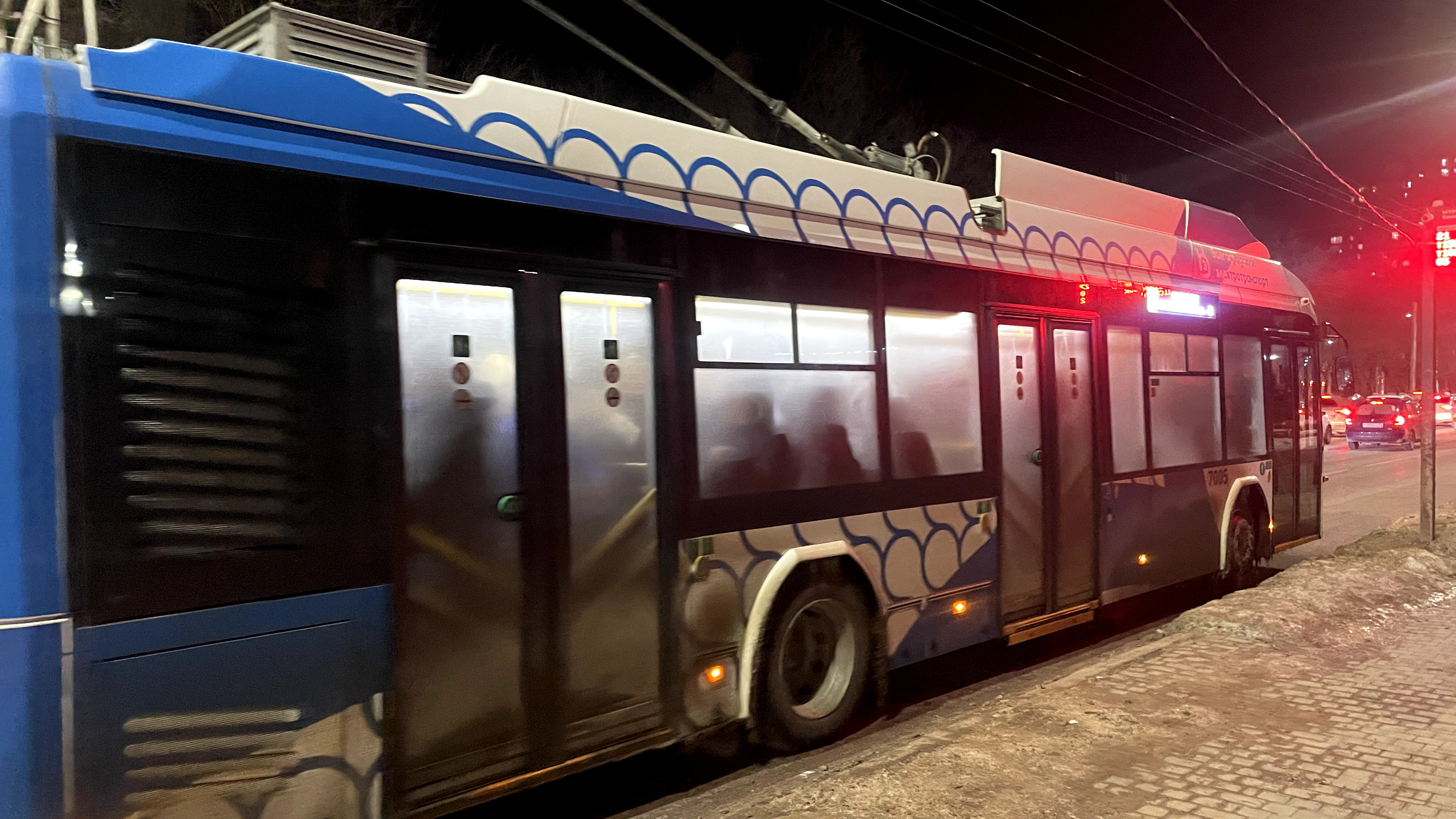 «Люди чуть ли не вываливаются из дверей»: жители Волгограда жалуются на нехватку троллейбусов