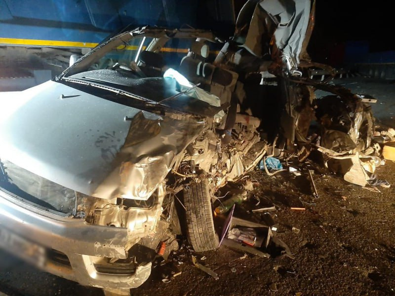 Водитель врезался в два грузовика на трассе «Лена». Сам выжил, а шесть пассажиров умерли