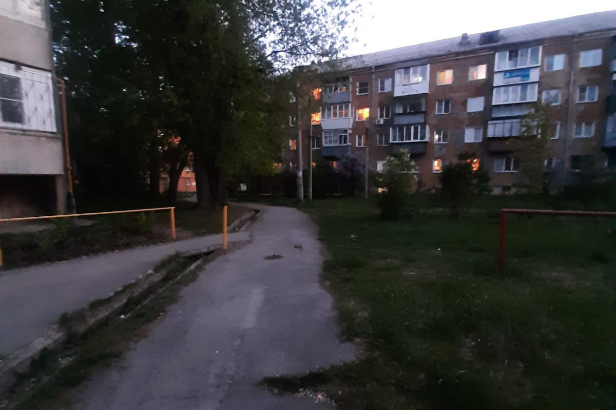 Альтернативный путь почему-то проходит по тротуару Альтернативный путь почему-то проходит по тротуару