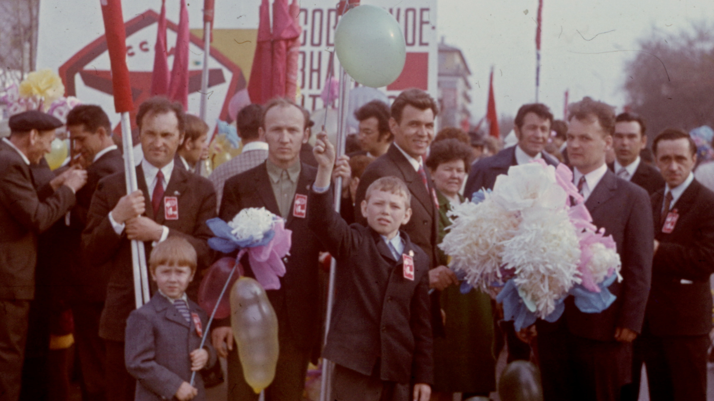 Красные флаги, воздушные шары и лозунги про свободу: как проходили первомайские демонстрации в Омске