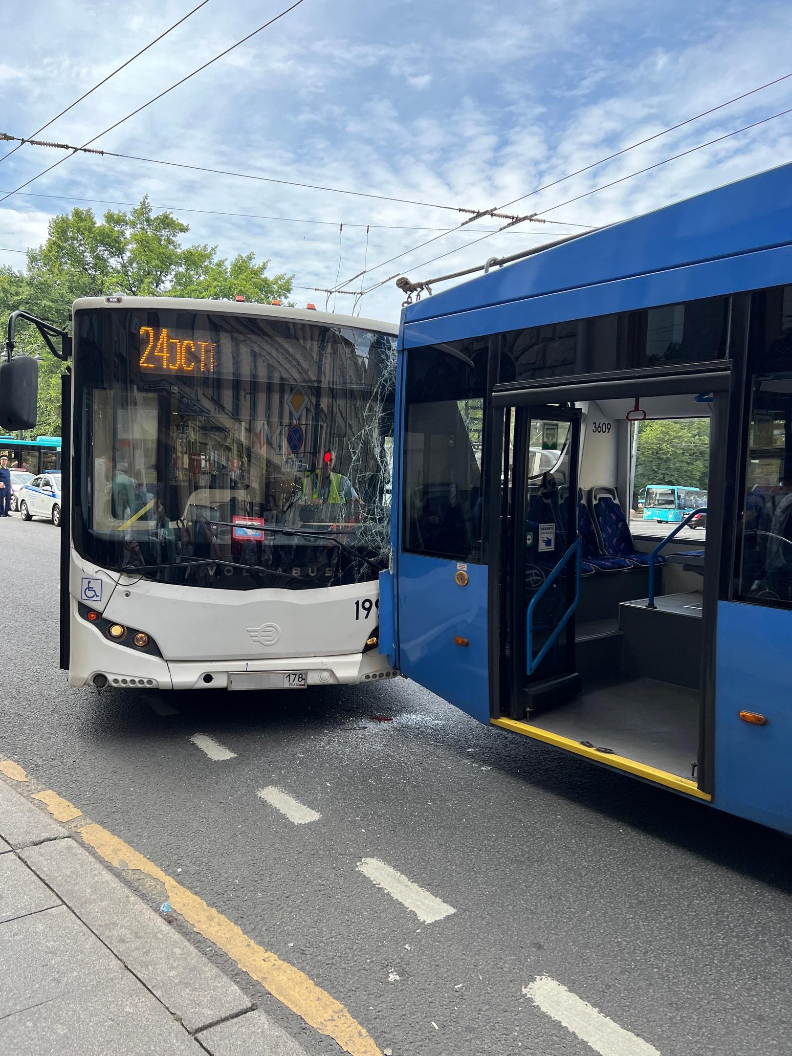 Автобус догнал троллейбус возле Дворцовой площади