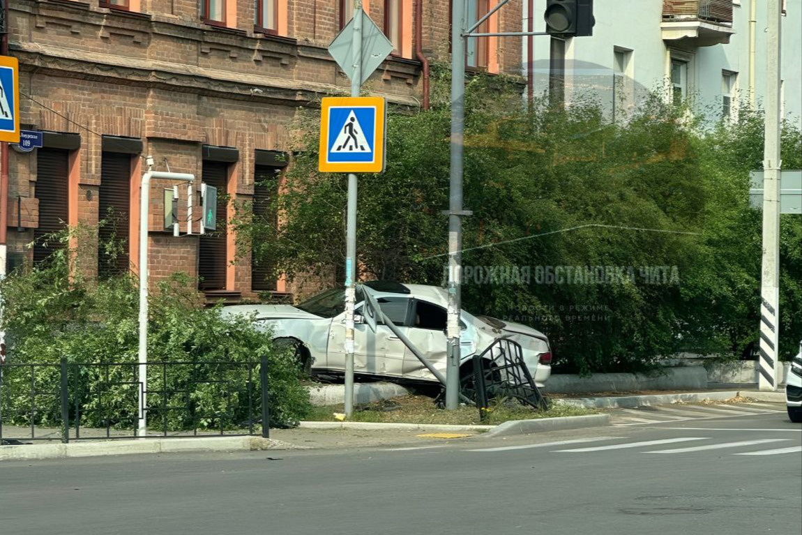 Машина вылетела на тротуар на перекрестке Журавлева — Амурская в Чите