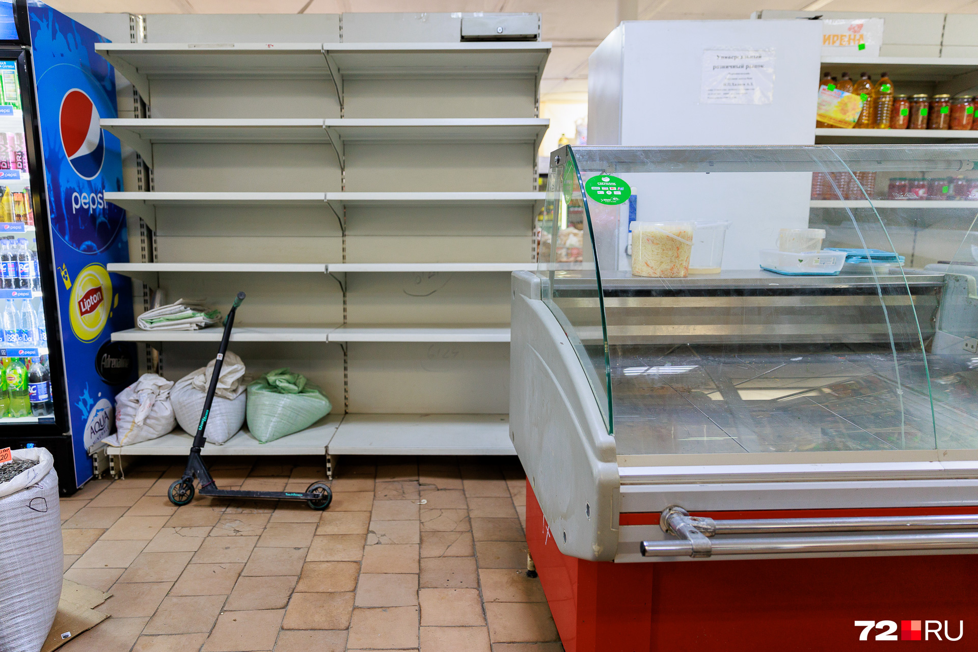 На рынке можно увидеть отделы с пустыми полками и холодильниками
