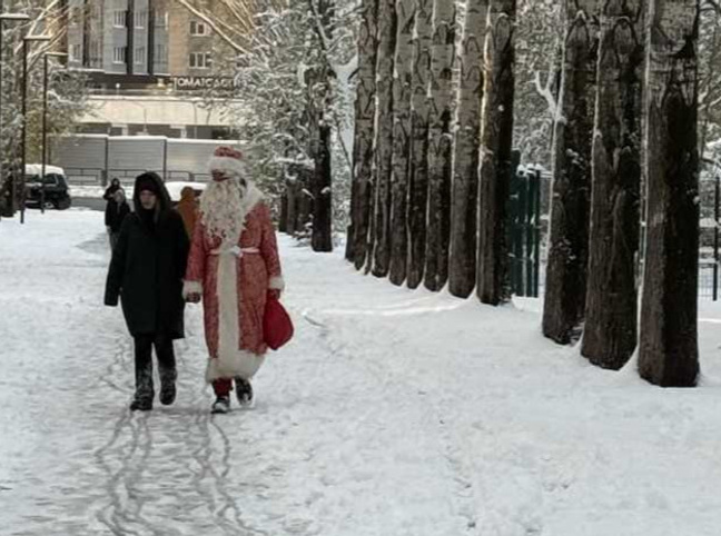 В городе — Дед Мороз, на трассах — ужасающие пробки. Что творится в Екатеринбурге из-за адского снегопада
