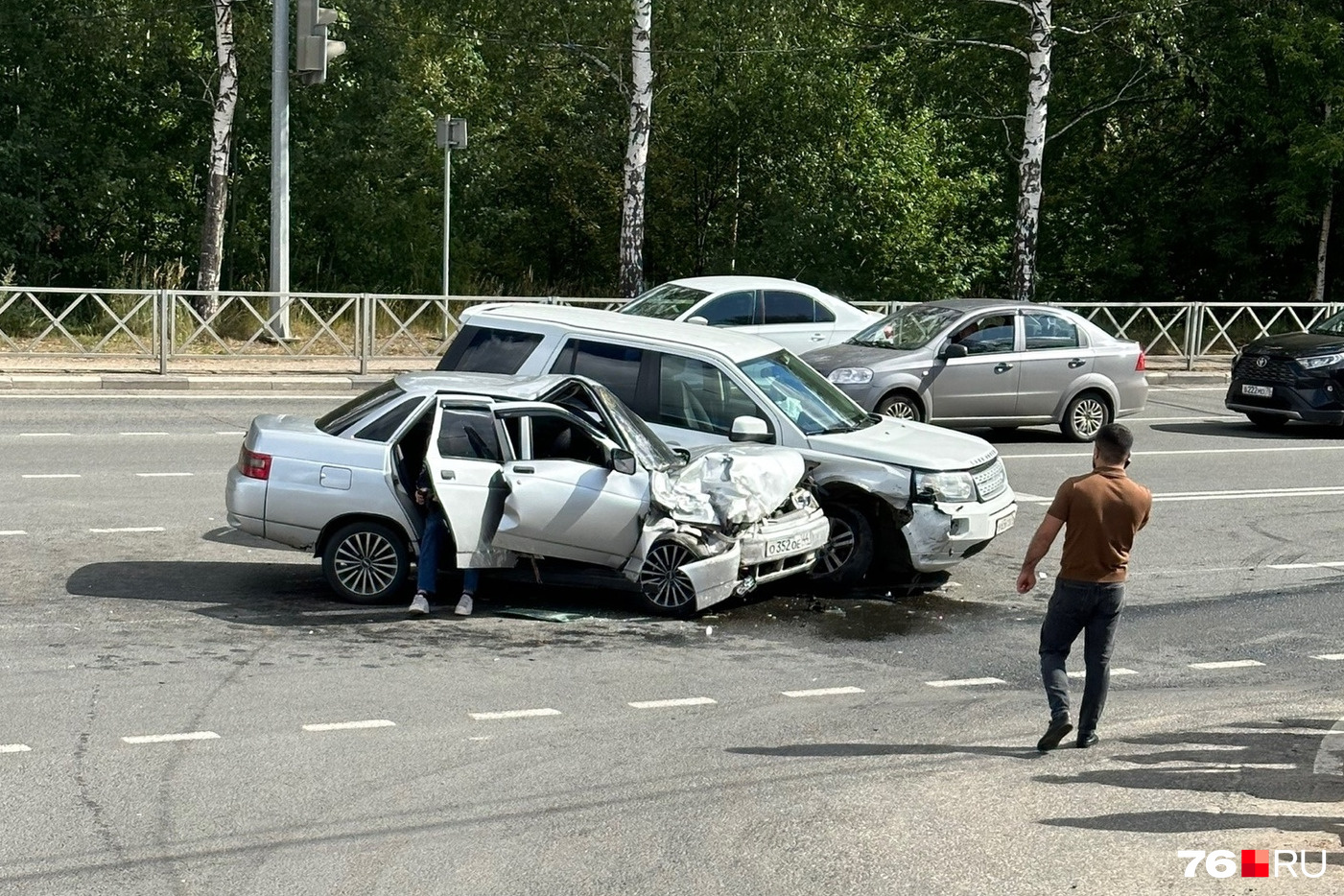 Увезли в больницу»: в Ярославле компания молодежи пострадала в ДТП с  «Рейндж Ровером» | 24.08.2023 | Ярославль - БезФормата