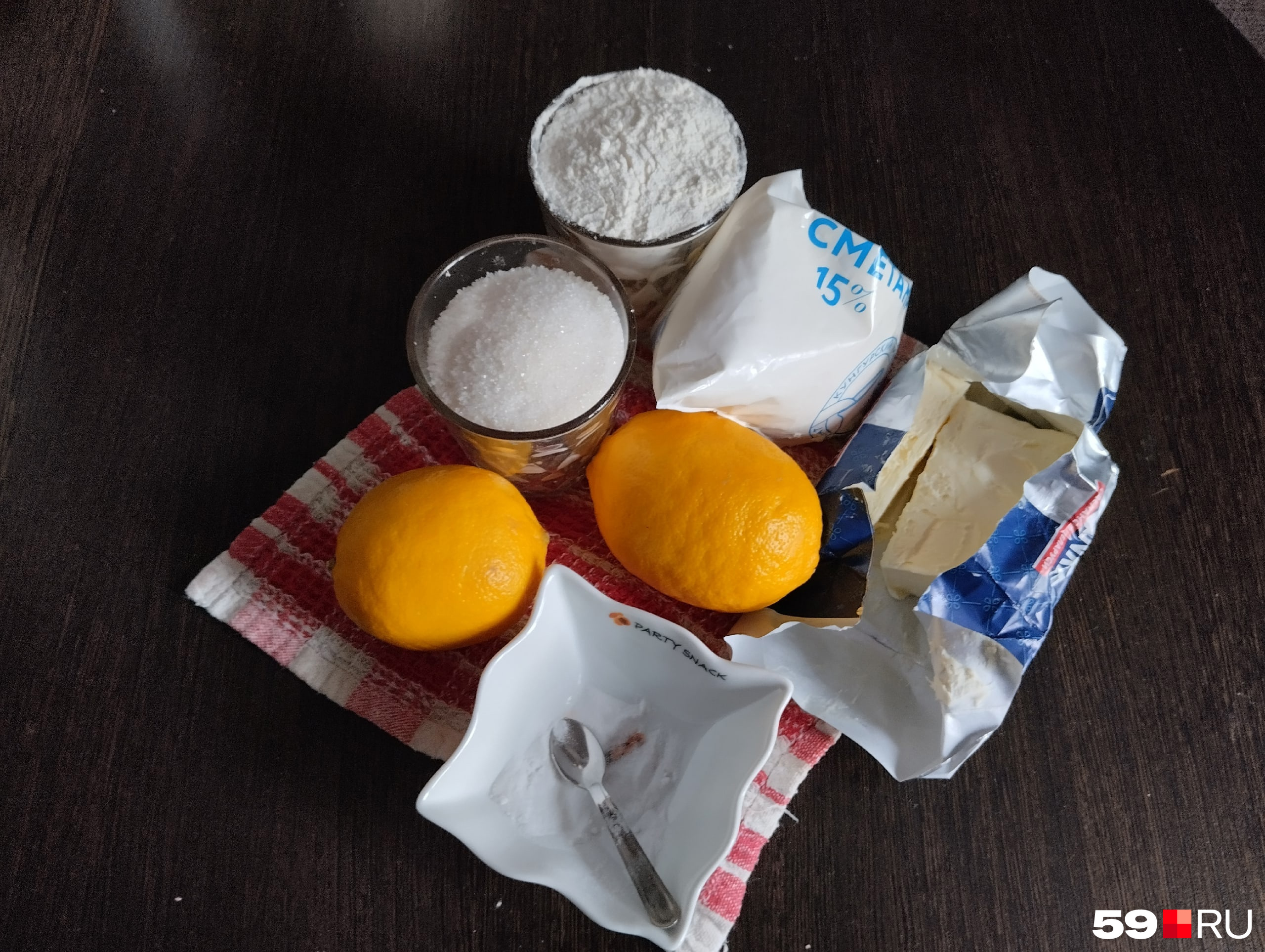 Мука, сметана, масло, лимоны, сахар и сода — вот и всё, что нужно для пирога