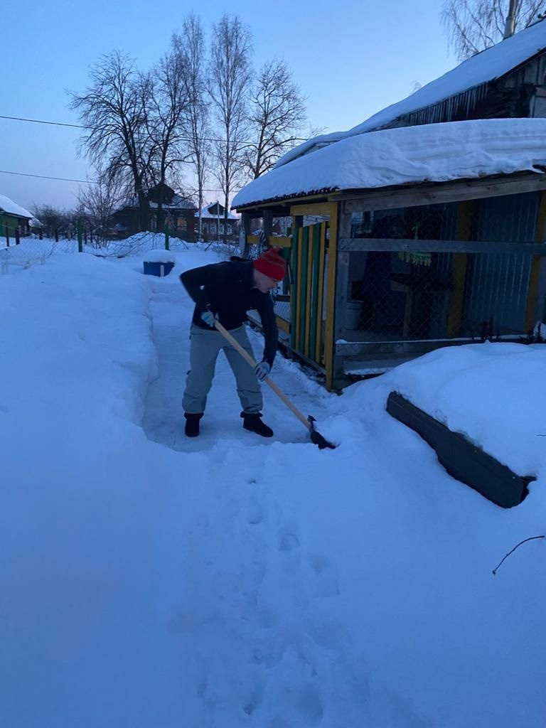 Павел помогал маме чистить снег