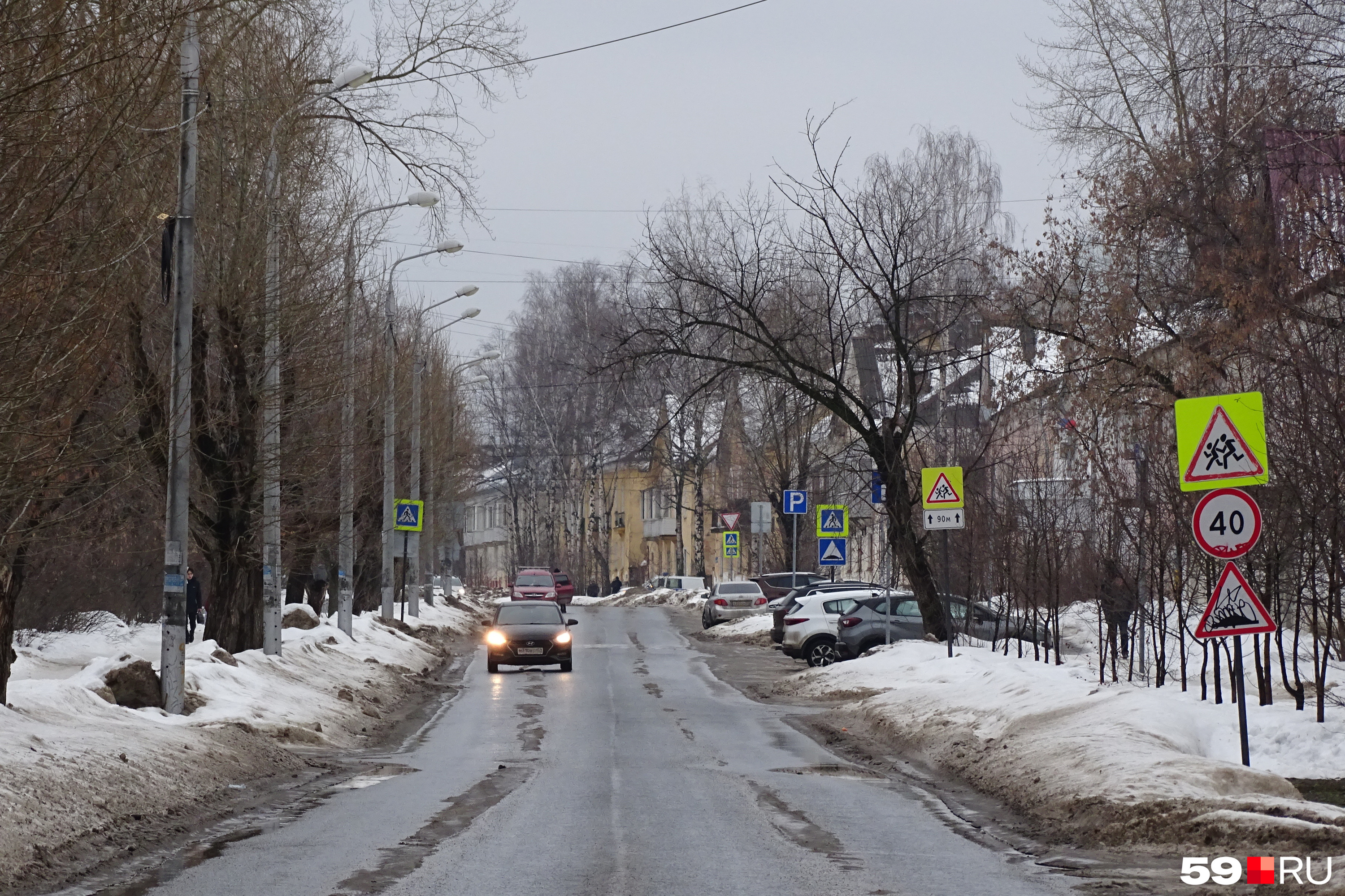Улица Закамская в Закамске — количество транспорта намного меньше, чем на основных дорогах, а большинство домов высотой в <nobr class="_">2–3</nobr> этажа
