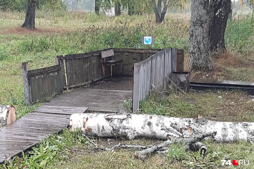 Здесь мужчины курят: вместо обучения они собирают мебель Здесь мужчины курят: вместо обучения они собирают мебель