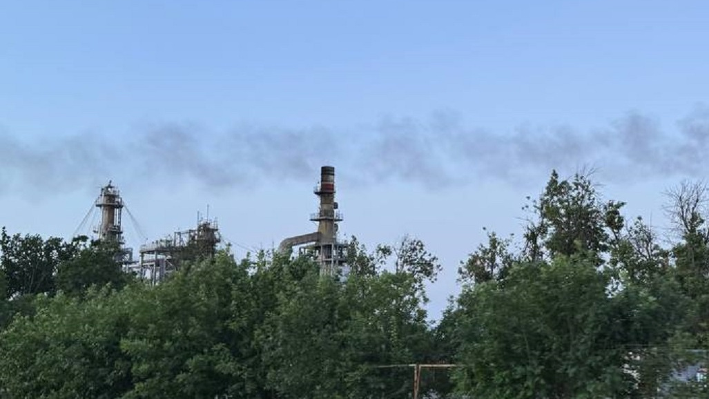 Запах бензина и тишина: как Новошахтинск отреагировал на очередную атаку на нефтезавод