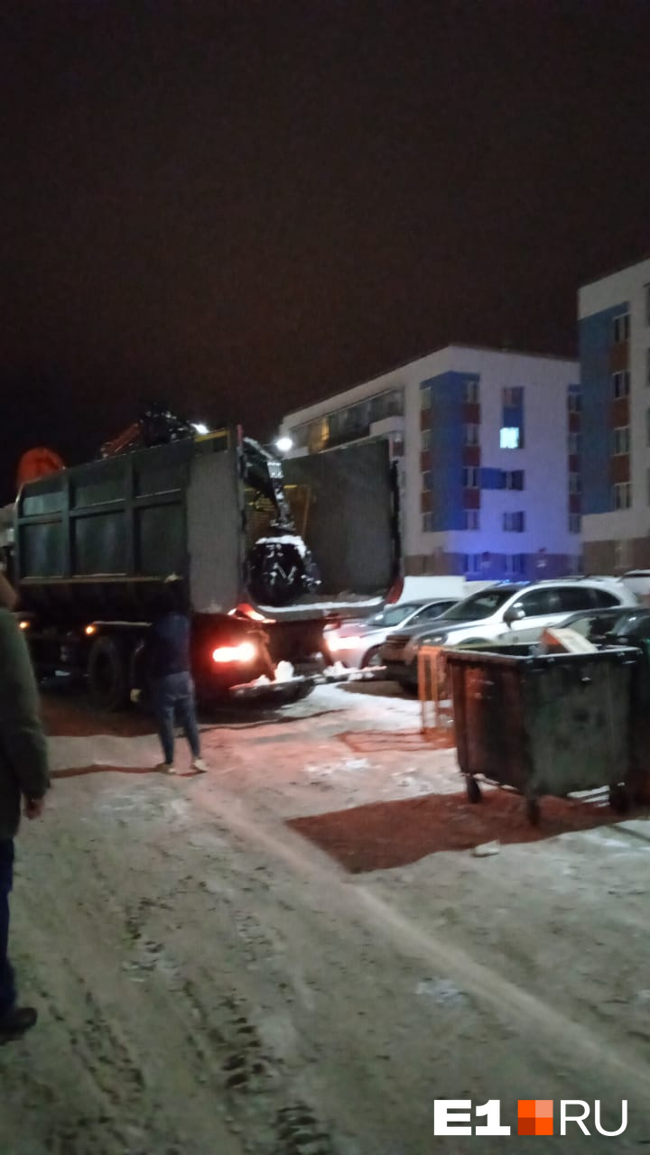Приехали на грузовике без номеров. В Екатеринбурге мужчины в масках утащили мусорные баки: видео