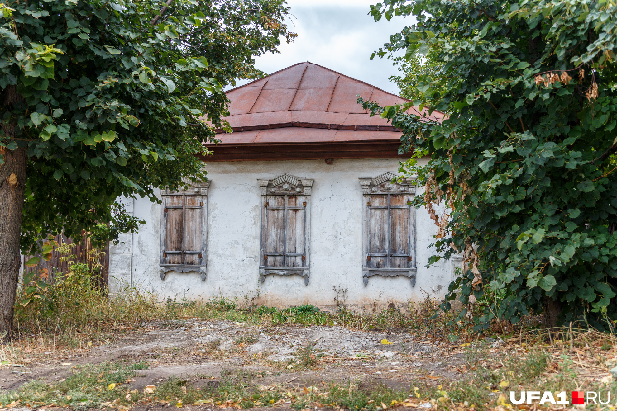 Закрытые ставни, наверное, тут никто не живет