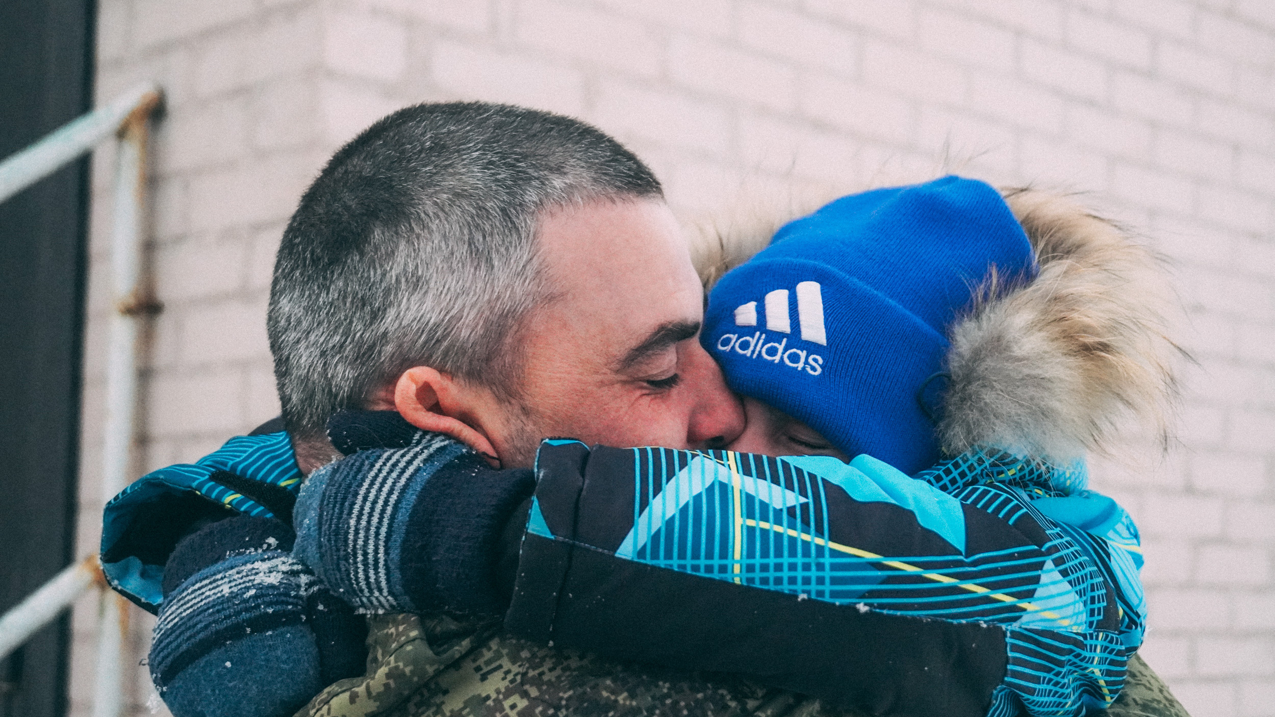 Как раненный на СВО отец троих детей прилетел в Омск и поехал в детсад к сыну — репортаж NGS55.RU
