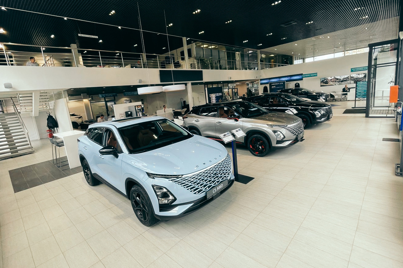 в салоне «Автомир» выставлены автомобили OMODA С5 с полным приводом в салоне «Автомир» выставлены автомобили OMODA С5 с полным приводом