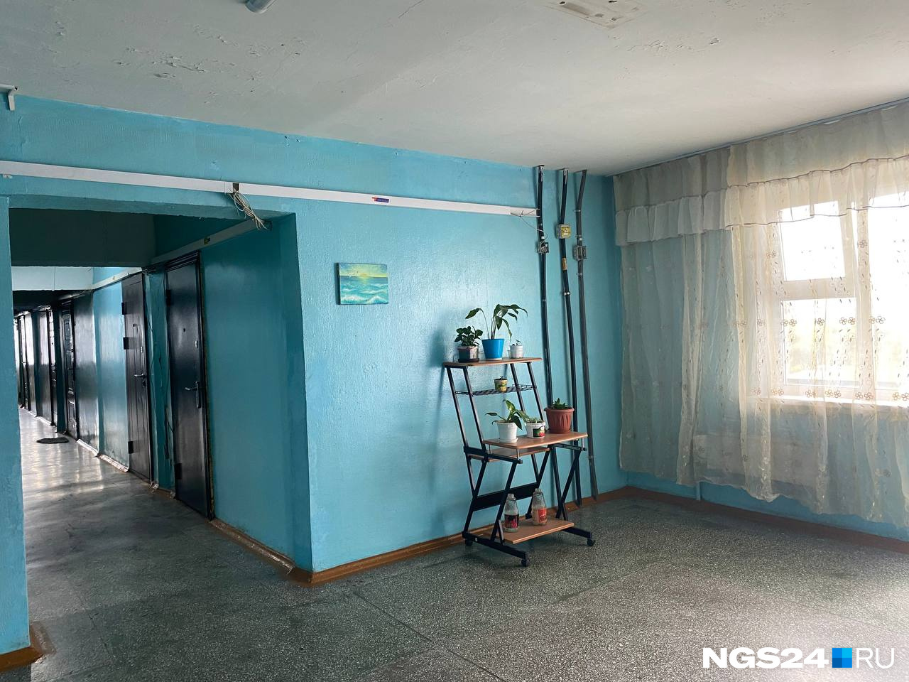 В коридоре опрятно и нет тяжелого запаха, как в подъезде В коридоре опрятно и нет тяжелого запаха, как в подъезде