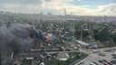 Огонь охватил частный дом у микрорайона «Ясный Берег» в Новосибирске — видео