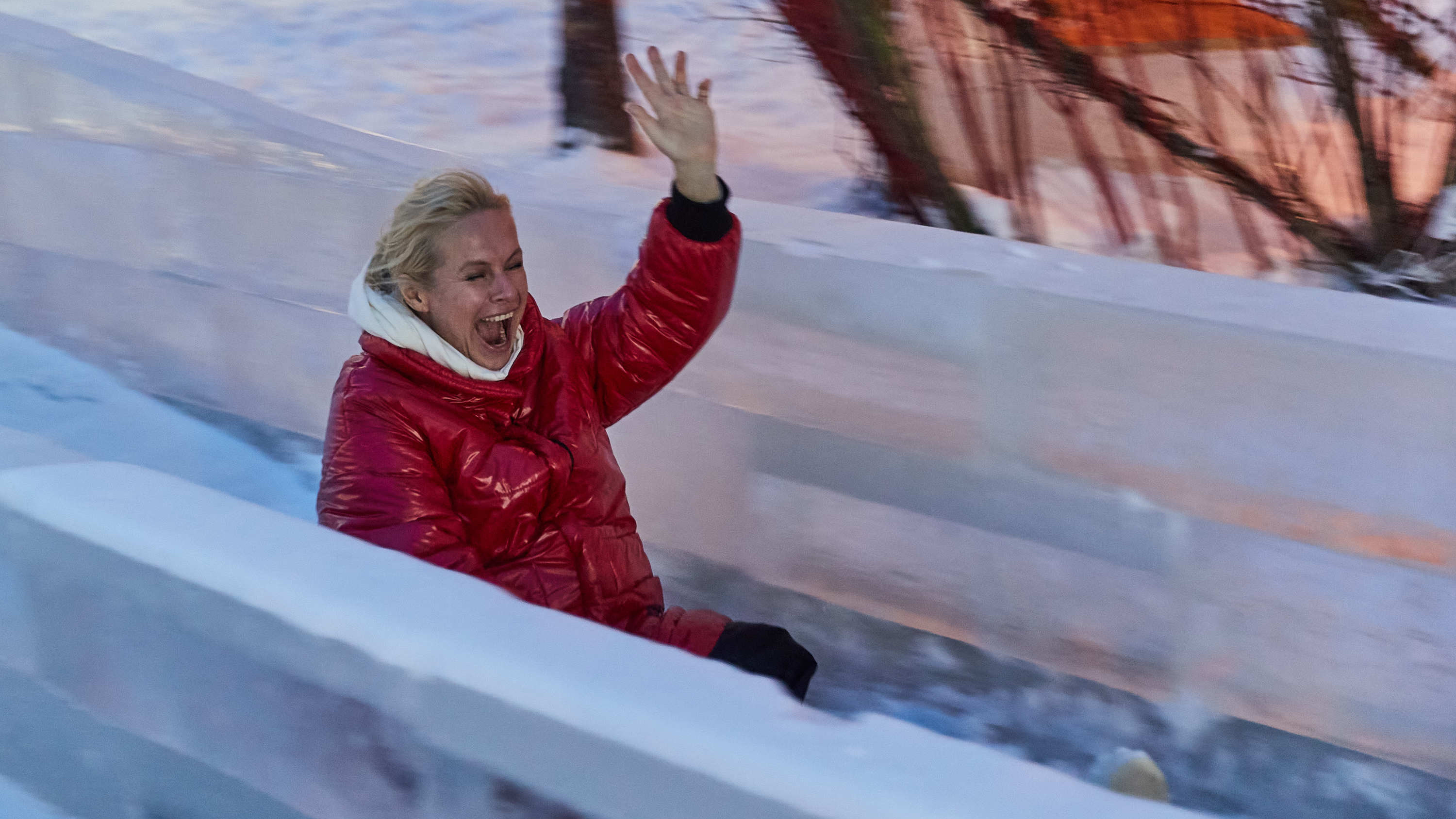 Анна Терешкова скатилась с горки на Михайловской набережной. Фото и видео с открытия ледового городка возле Оби