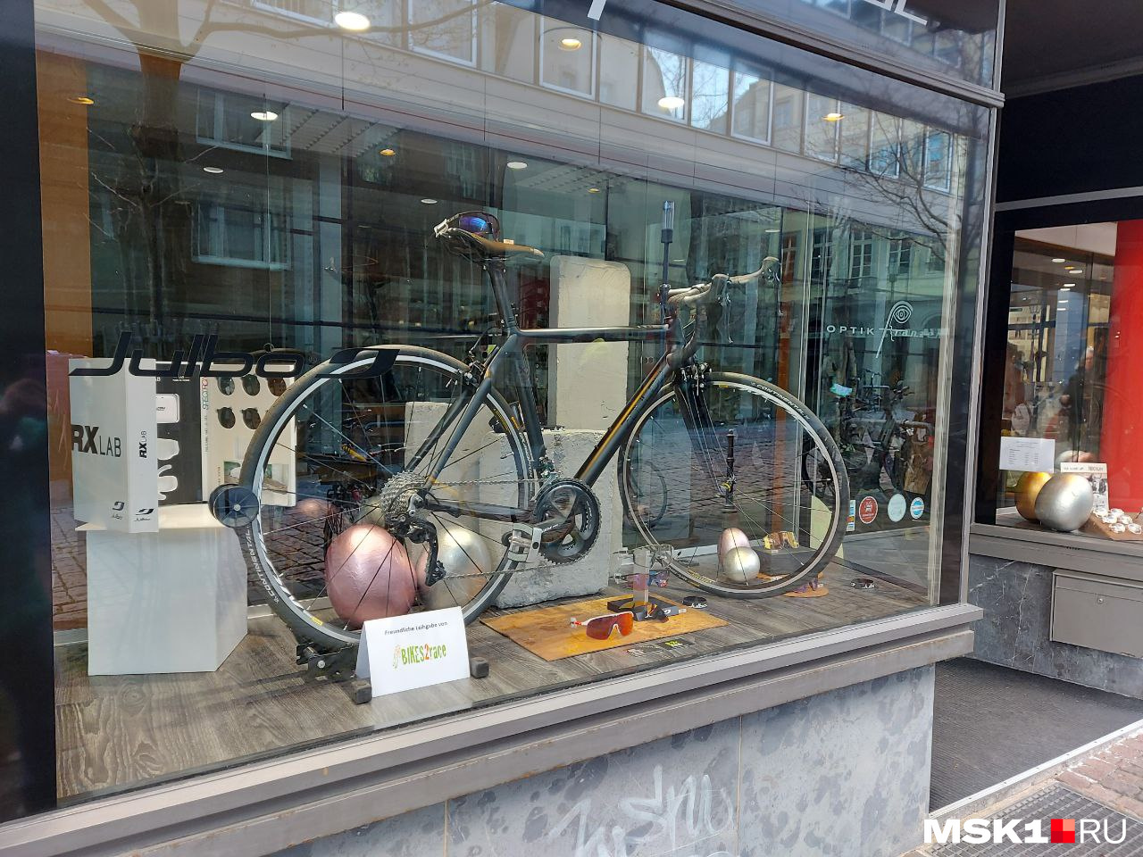 Лаконичные пасхальные украшения в магазине велосипедов