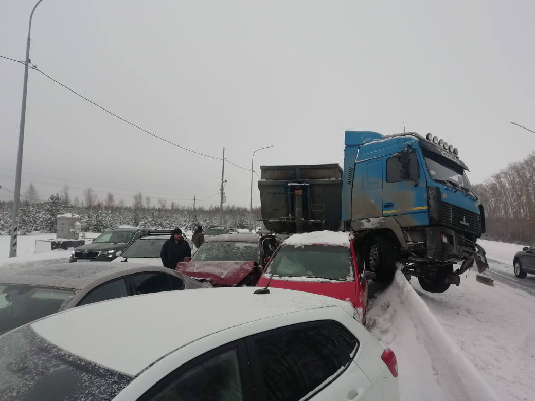 На трассе между Екатеринбургом и Челябинском разбились 13 машин: фото