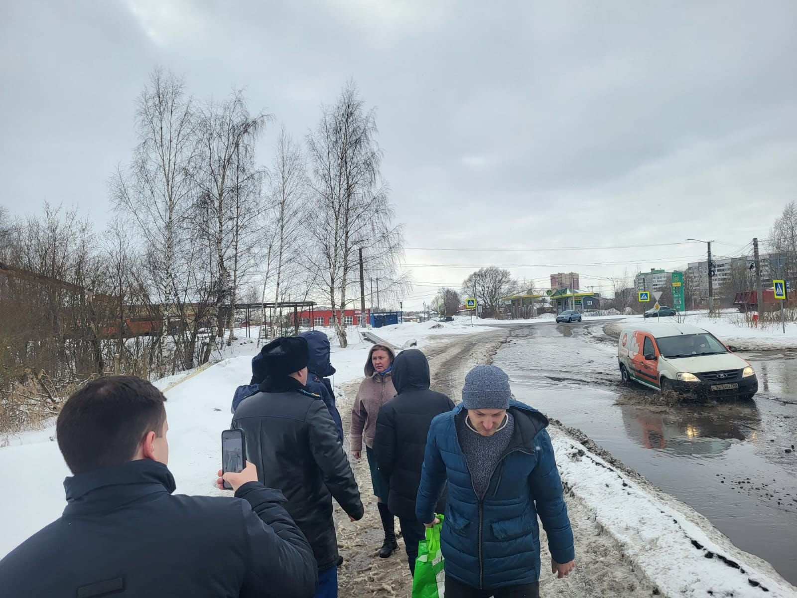 Это единственная дорога, которая соединяет поселок и город Это единственная дорога, которая соединяет поселок и город