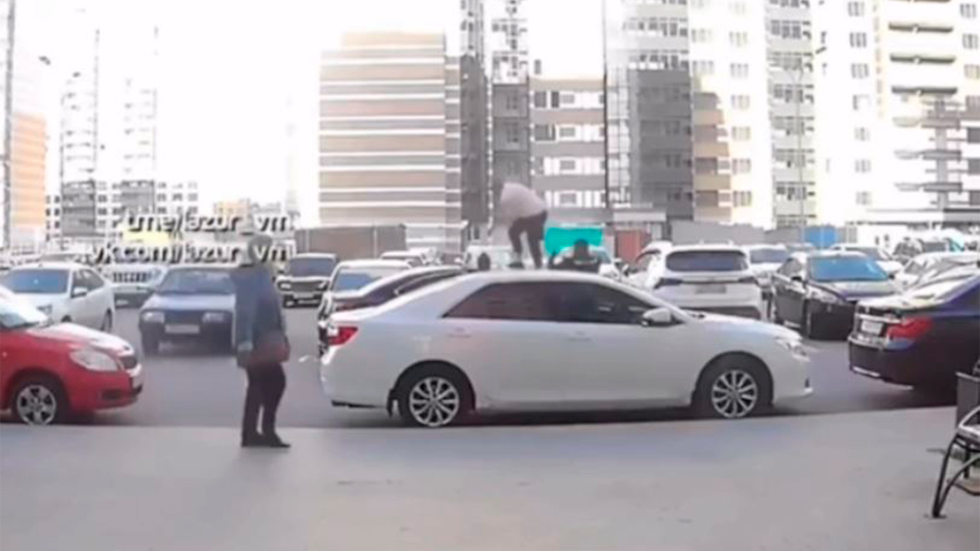 Драка двух автомобилистов попала на видео во дворе воронежского ЖК