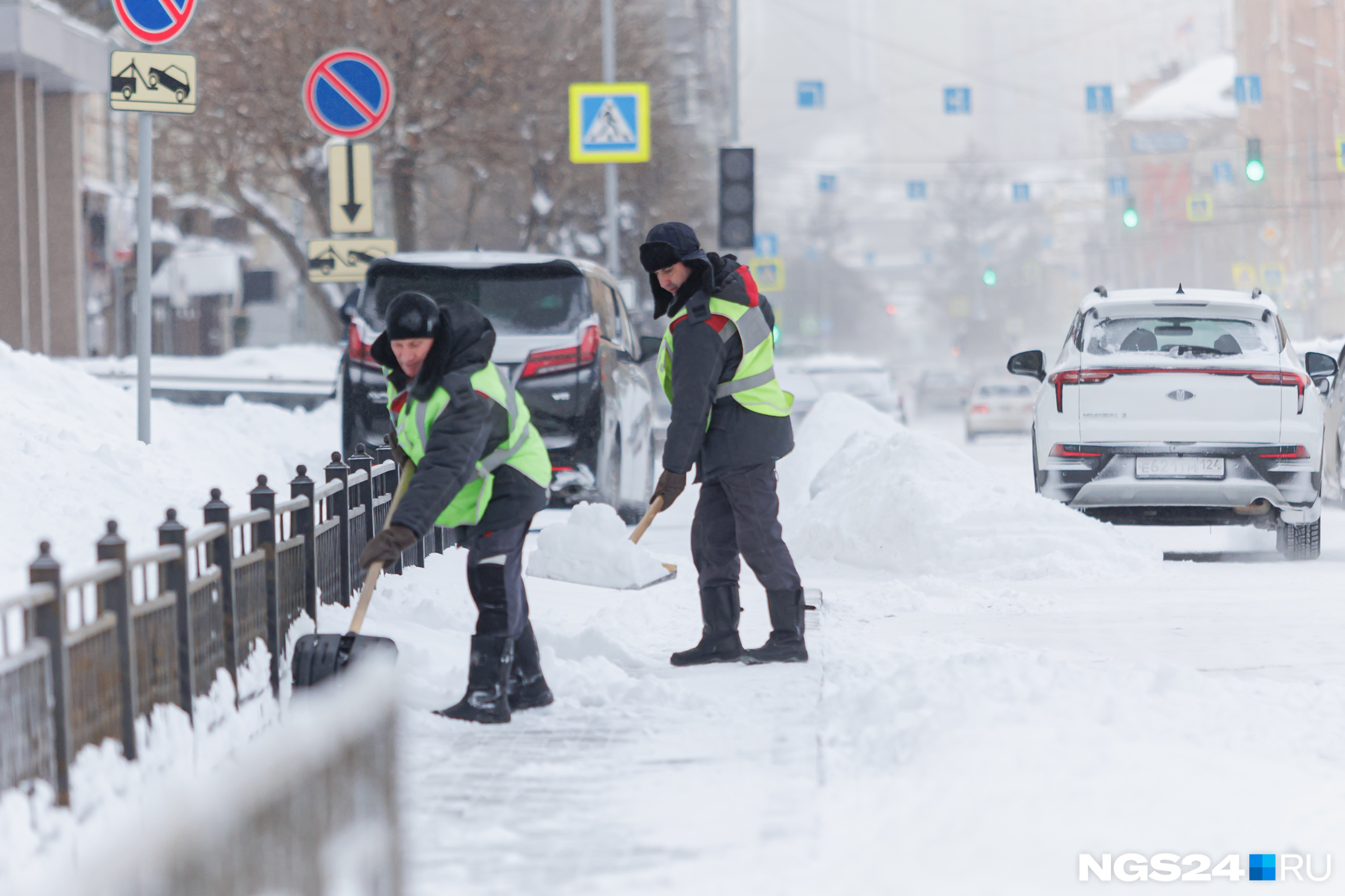 Тем временем дорожники усиленно убирают снег с улиц