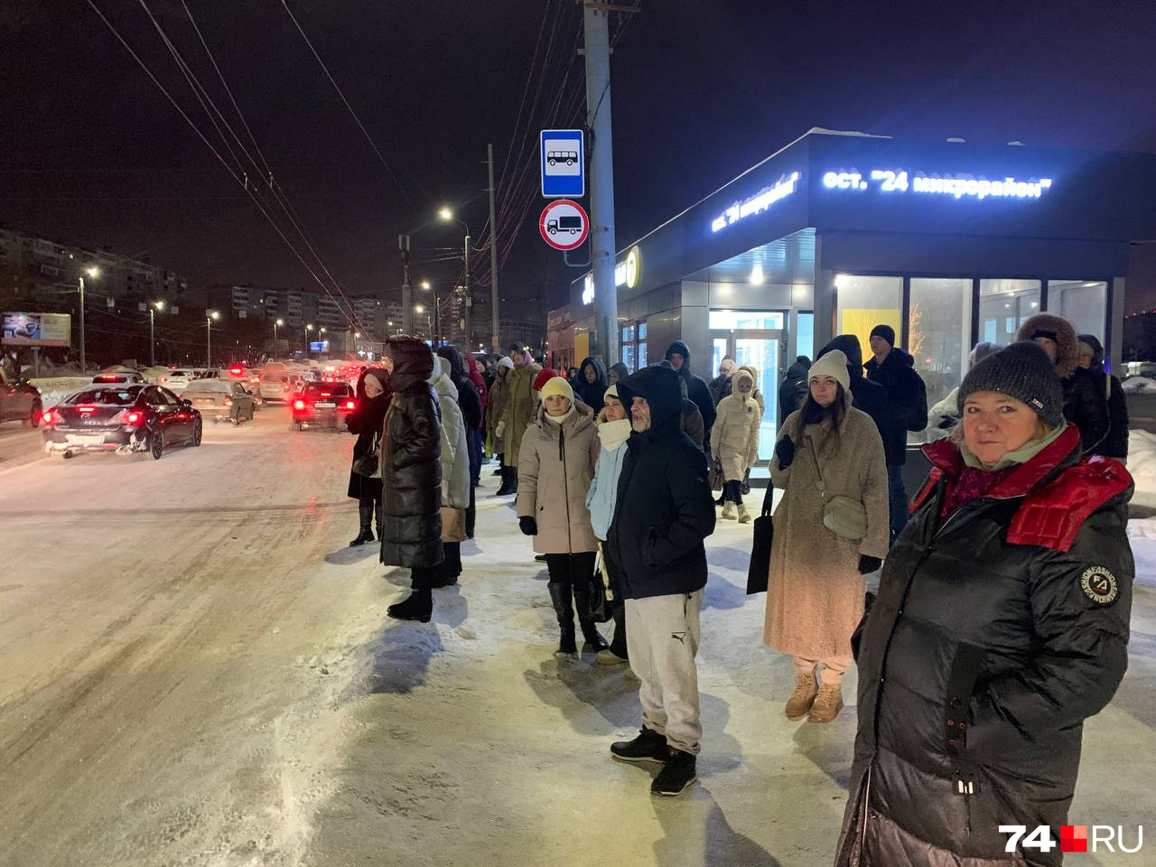 Люди стоят на снежном валу. Скатиться с него под колеса автобуса — раз плюнуть