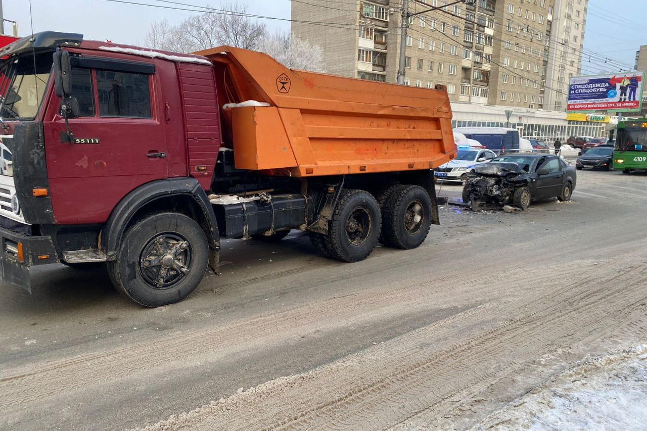 Chevrolet врезался в КАМАЗ на светофоре в Октябрьском районе - 24 декабря  2023 - НГС