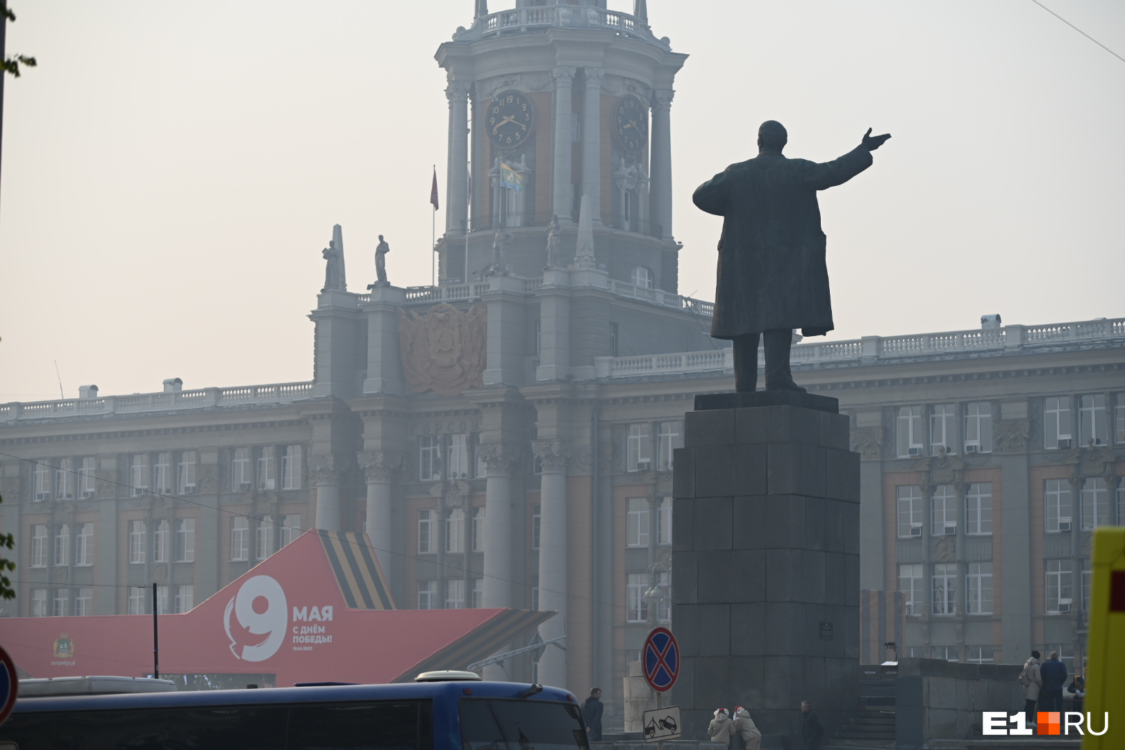 Где-то тут будет парад: фоторепортаж из задымленного центра Екатеринбурга