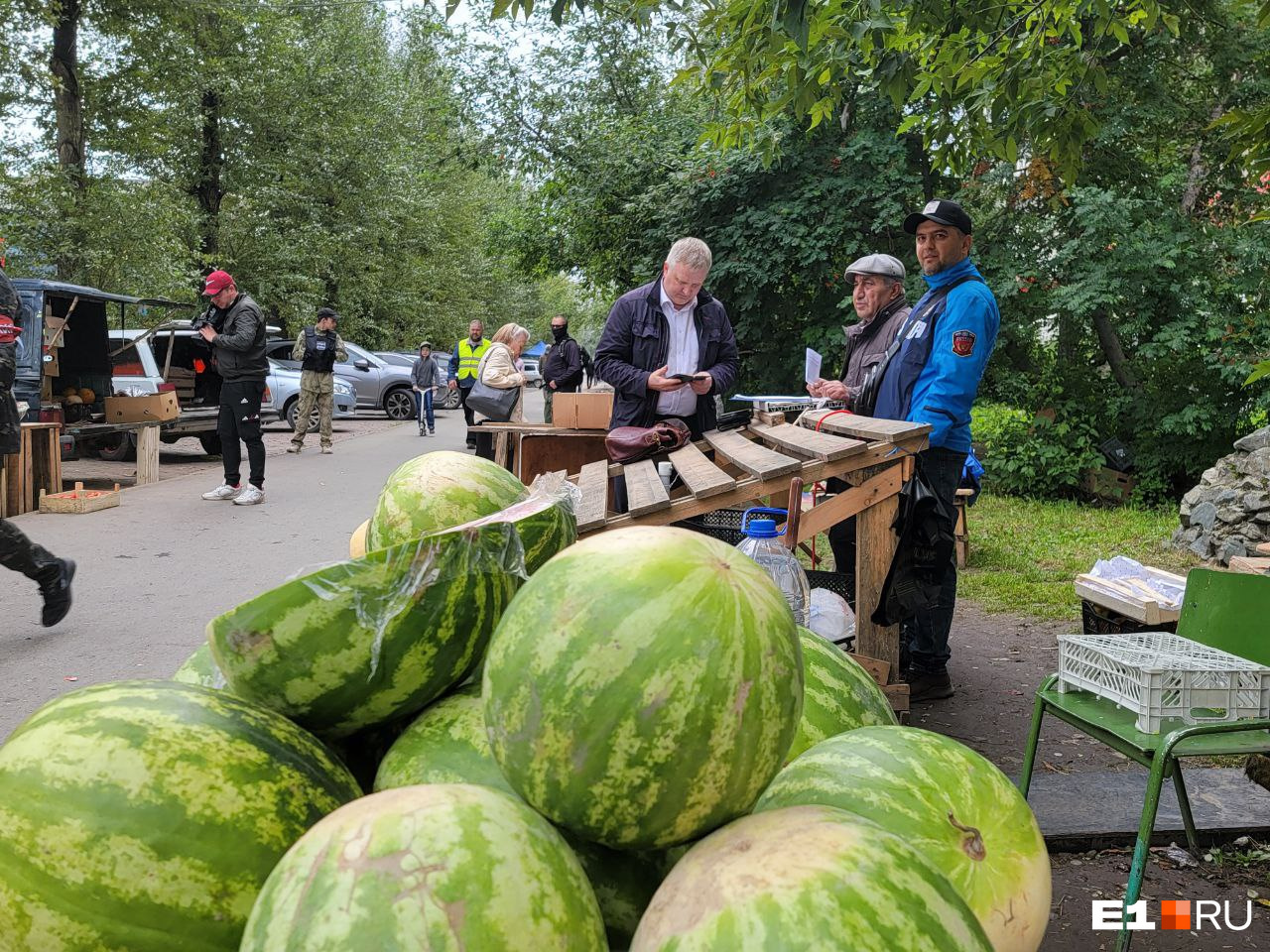 На Сортировке устроили облаву на нелегальные палатки. Под шумок люди стали тащить фрукты и овощи сумками