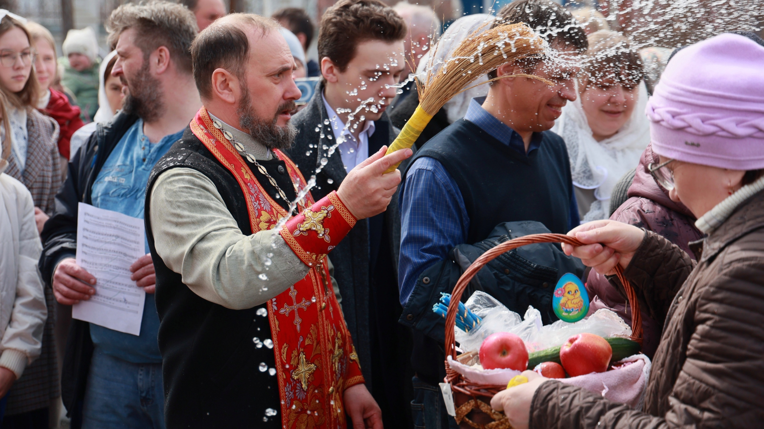 Сотни красноярцев собрались в храмах, чтобы освятить свои корзины с яйцами и куличами на Пасху — фоторепортаж
