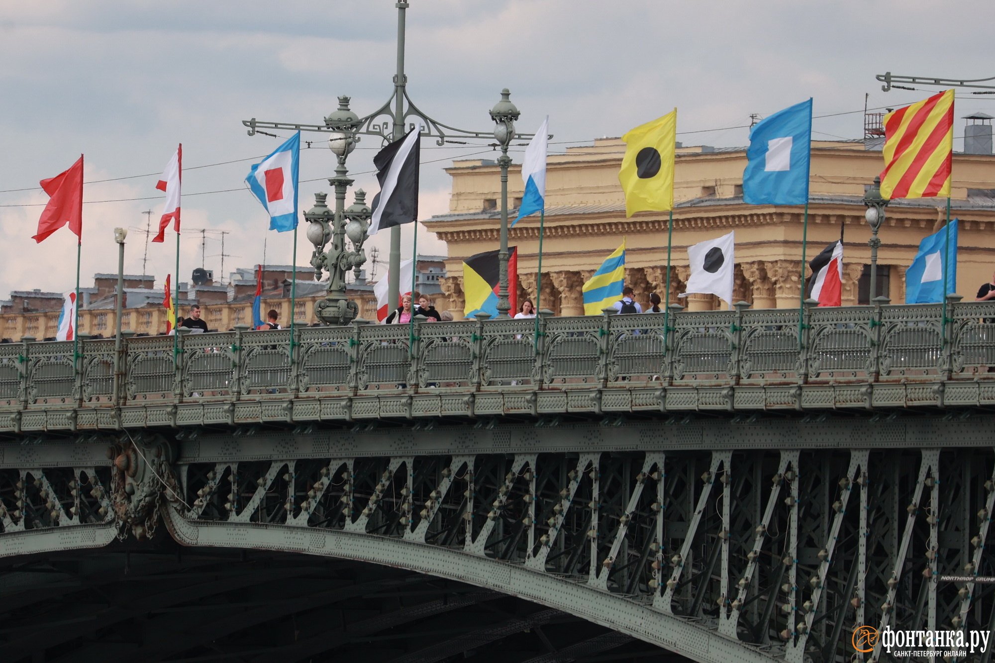 Что означают флаги на Троицком мосту - 26 июля 2023 - ФОНТАНКА.ру