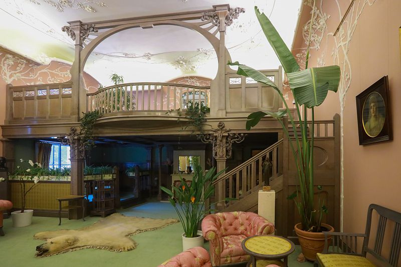 Кровать Марии-Антуанетты, сосед Бродский и замок Руасси. 10 самых необычных квартир для аренды в Петербурге