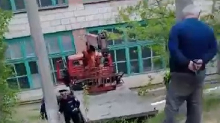 Под Волгоградом тяжелый грузовик протаранил здание техникума