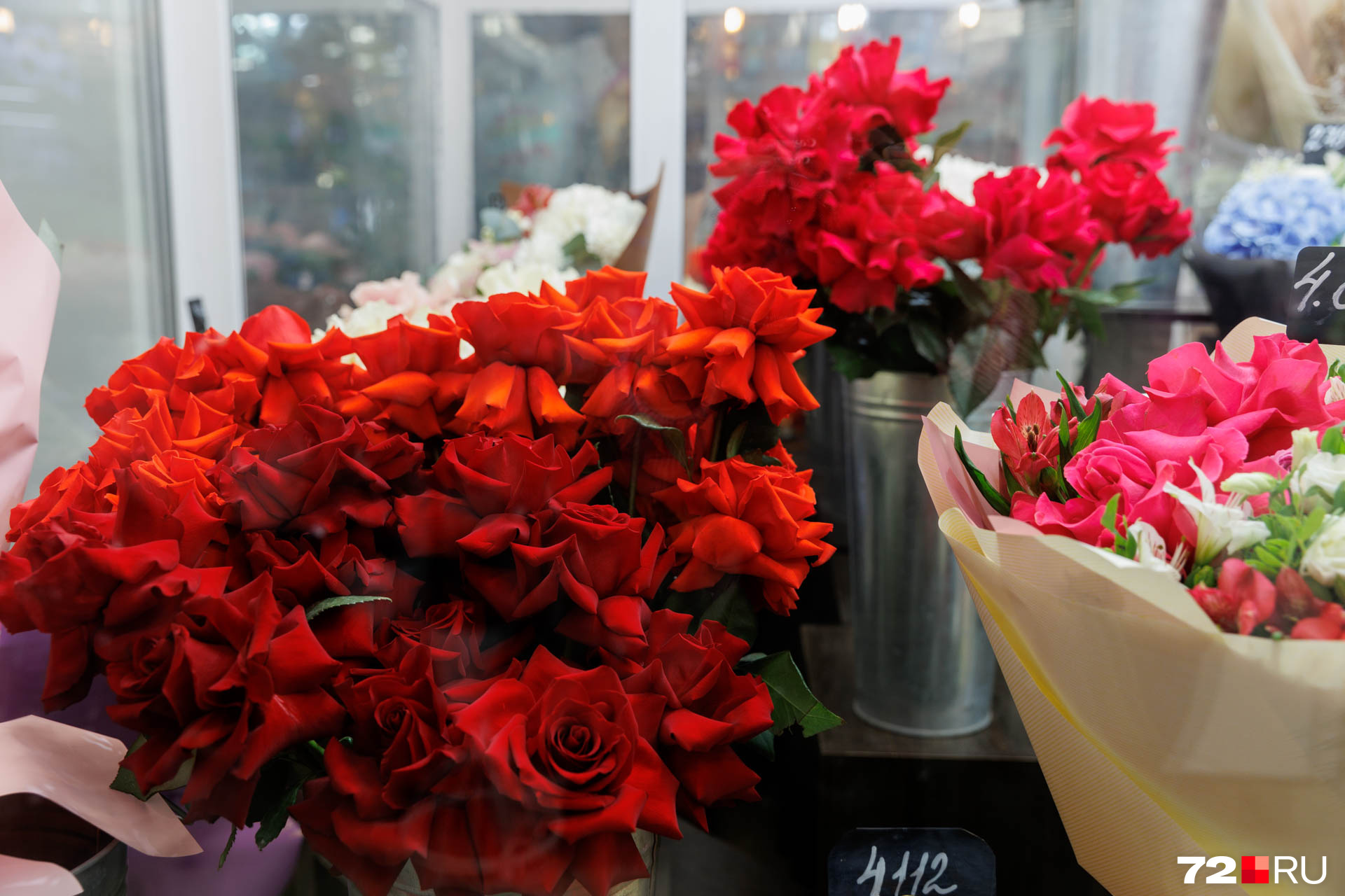 И хотя эксперты по этикету не советуют дарить учителям цветы красных оттенков, устоять очень сложно. Посмотрите на эти элегантные розы. Эти сорта с вывернутыми лепестками называются французскими или королевскими. Цена — от 300 рублей за штуку